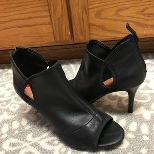 Must see new without box Tahari Doodle heels